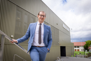 Maximilian Friedrich auf einer Treppe vor der Murrtal-Arena